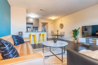 Chic King 1BR Downtown Access Pool Parking Gym - 0