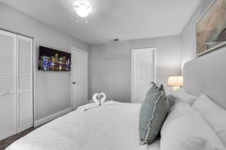 Bright 2 BR FLL Gem with Balcony and Free Parking - 4