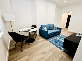 Contemporary 1-Bed Flat by Bury Metro link - 6