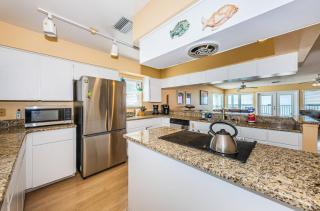 Joyce's Beachfront Penthouse - 3