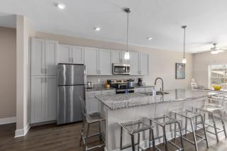 Modern 2BR & 2BA Condo with Garage & Patio - 0