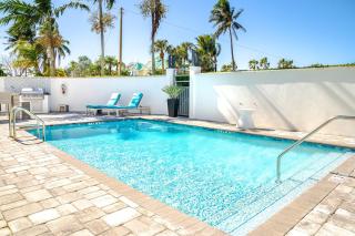 Modern Two Bedroom Suite with 2 King Beds Pool and Steps from the Beach - 8