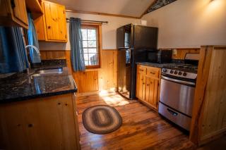 Traditional Cabin - Spacious Retreat - Parking - High Internet - CB01 - 9