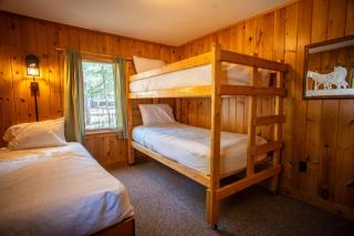 Traditional Cabin - Spacious Retreat - Parking - High Internet - CB01 - 6