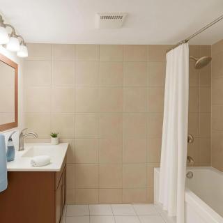 Poolside Shared Suite - Private Queen Room with Heated Pool - 4