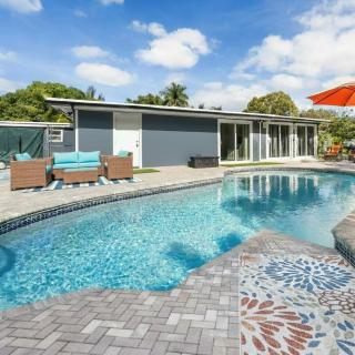 Tropical Retreat- Heated Pool 3 Miles to the Beach - 9