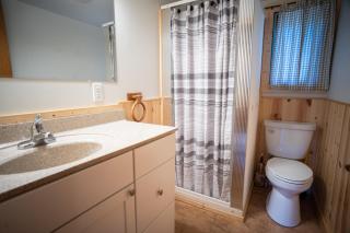 Hidden Gem - Traditional Cabin - 2 Bedroom - Parking - Wi-Fi Netflix CB02 - 2