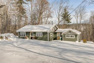 'Mount Pine' Winter Escape Near the Green Mtns! - 0