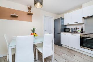 3 Bedroom House By Comfy Nest Contractors Accommodation Nottingham With Parking, Sleeps 5 - 7