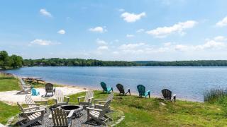 The Lake Life by AvantStay Lakefront View Hot Tub - 9