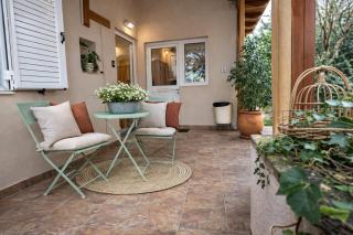 Cosy House With Garden Glyfada - 7