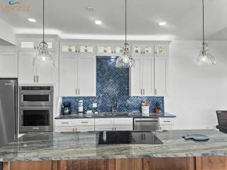 Emerald Towers West 6004 - 4