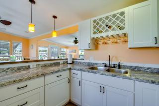 Relax Poolside Couples Retreat 3 Mi to Gulf! - 4