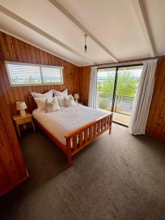 Spacious Taupō home with lake views - 9