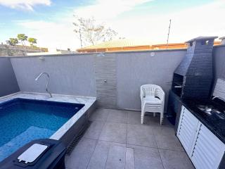 Casa com piscina privativa, AC na suíte e projetor - 0