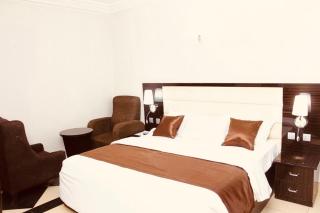 E-Luxe Suites Hotel - 8