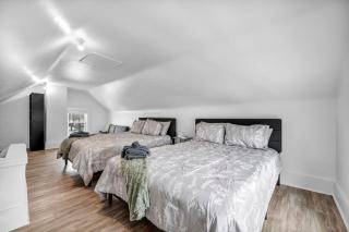 Modern Stylish Urban Haven 4 Bedroom 2 Bath - Dog Friendly - 4