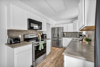 Modern Stylish Urban Haven 4 Bedroom 2 Bath - Dog Friendly - 7