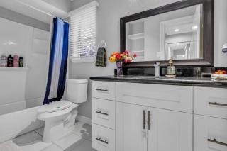 Charming Vacation Bungalow - 5