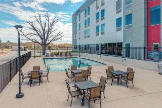 La Quinta Inn & Suites by Wyndham Eagle Pass - 1