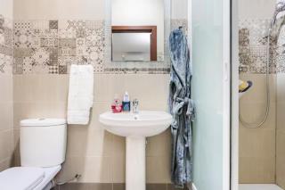 Mla Airport B&B double bedroom with ensuite bathroom & SPA - 1