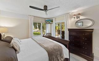 Luxury beachfront villa with a pool and stunning views - 4