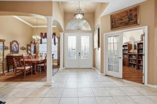 Charming 3BR Oasis Comfort, Pool & Sunshine home - 2