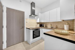 Luxury Apartment in Cardiff Bay, Prime Location! - 2