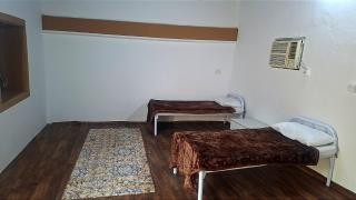 غرفه بأثاث بسيط ومريح - 6