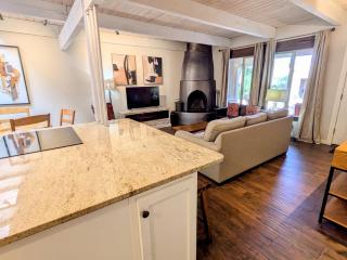 Artist Rd Retreat -Walk to Plaza, nestled in the Foothills of the Mountains - 1