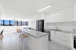 Modern 2BDR apartment in the heart of Broadbeach - 9