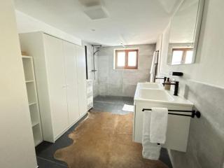 Liftside Terrace Retreat Modern & Cozy - 1