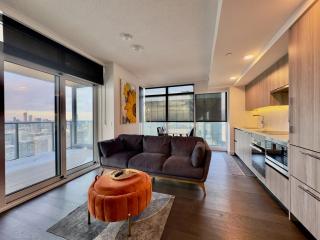 Luxury 76 floor 2B2B Downtown Toronto Skyline View - 9