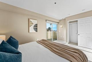 Vertical Blue Bi-Level Sanctuary with Pacific Vistas - 5