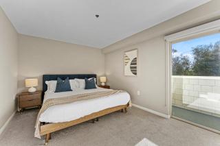 Vertical Blue Bi-Level Sanctuary with Pacific Vistas - 6