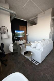 2BR Urban Loft Haven - Rooftop Games & Fitness - 9