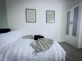 Worsley Gem, Modern 2BR with Garden Space - 8