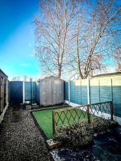 Worsley Gem, Modern 2BR with Garden Space - 3