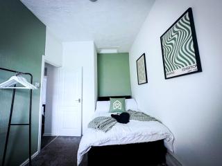 Worsley Gem, Modern 2BR with Garden Space - 1