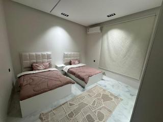 فيلا لك بالكامل مكونة من طابقين مع مسبح داخليYour own private villa consisting of two floors with an indoor pool - 6