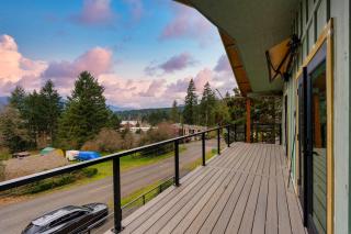 Modern Gorge Retreat Steps from River & Hiking - 4