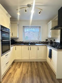 Camberly Spacious 3BR House for 5 super Fast WiFi Free Parking Ideal for Families & Contractors - 3