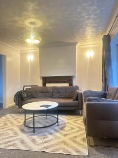 Camberly Spacious 3BR House for 5 super Fast WiFi Free Parking Ideal for Families & Contractors - 0