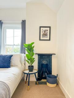 New - Cosy & Stylish City Centre Home - Sleeps 6 - 1