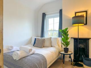 New - Cosy & Stylish City Centre Home - Sleeps 6 - 8