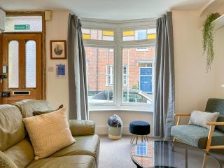 New - Cosy & Stylish City Centre Home - Sleeps 6 - 7