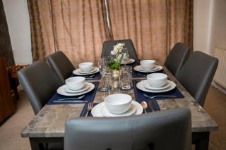 Modern & Spacious 4 Bedroom Residence in manchester - 2