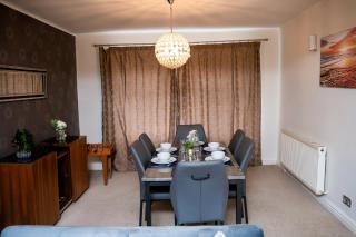 Modern & Spacious 4 Bedroom Residence in manchester - 1