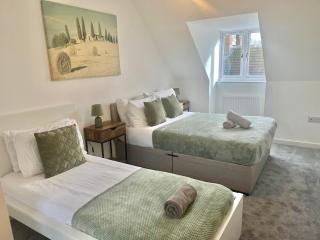 Rare find House with Parking minutes to Canterbury city center - 9