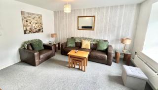 Folkestone 3 BR home just off M20 in central area with parking - 8